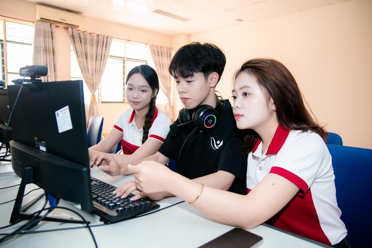 Giờ thực hành tin học của sinh viên