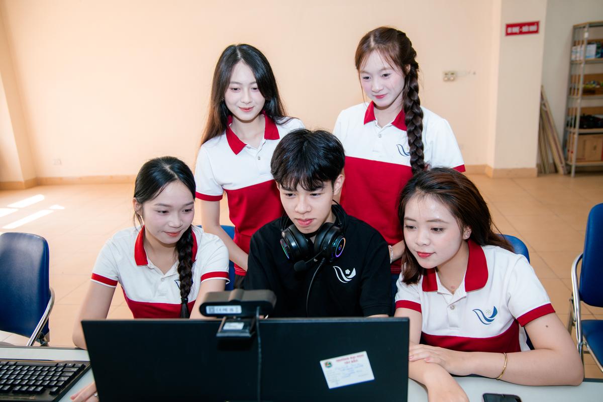 Sinh viên học tập tại phòng máy