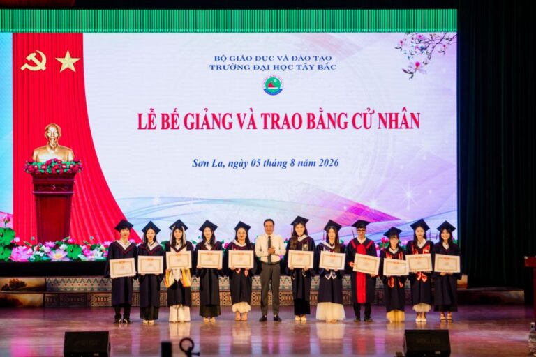 Trường Đại học Tây Bắc tổ chức Lễ Bế giảng và Trao bằng cử nhân cho khóa học 2022–2026