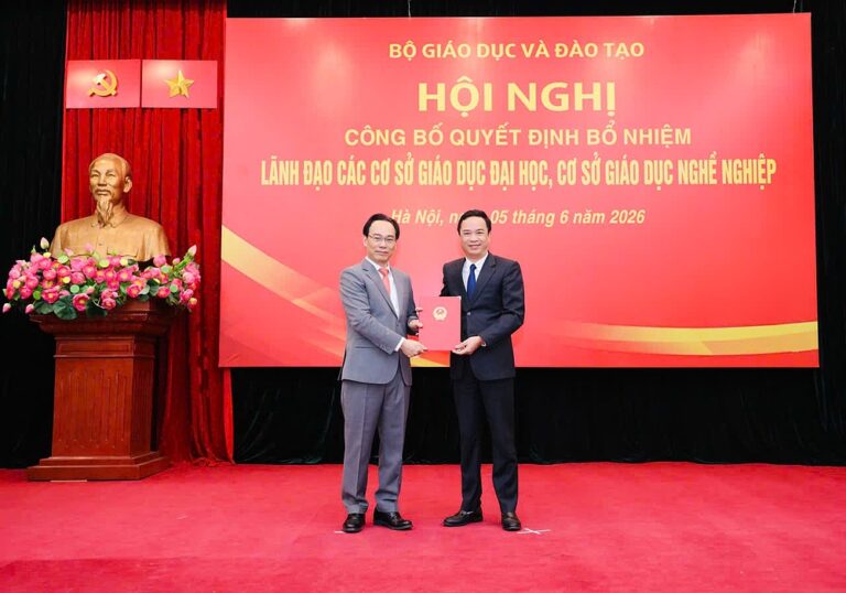 Bộ trưởng Bộ Giáo dục và Đào tạo trao quyết định bổ nhiệm Hiệu trưởng và Phó Hiệu trưởng Trường Đại học Tây Bắc