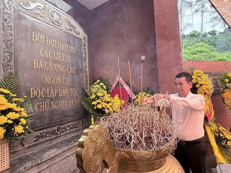 Trường Đại học Tây Bắc dâng hương tưởng niệm các Anh hùng Liệt sĩ tại tỉnh Sơn La