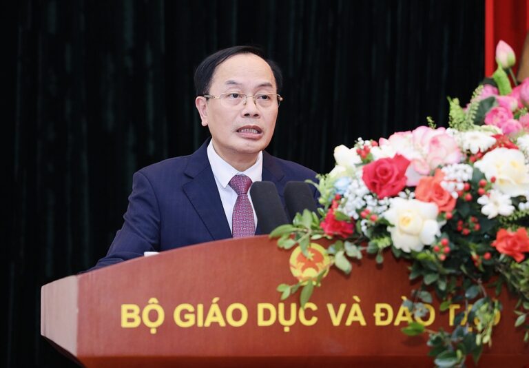 Bộ trưởng Bộ Giáo dục và Đào tạo trao quyết định bổ nhiệm Hiệu trưởng và Phó Hiệu trưởng Trường Đại học Tây Bắc