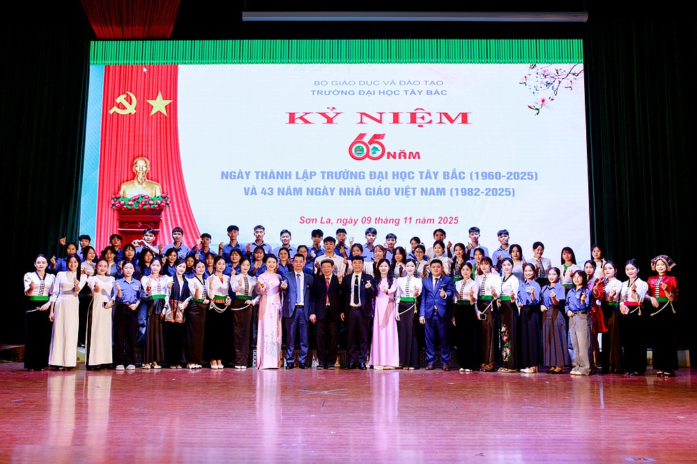 Hân hoan trong ngày hội Kỷ niệm 65 năm Ngày thành lập Trường Đại học Tây Bắc (1960 – 2025) và 43 năm Ngày Nhà giáo Việt Nam (1982 – 2025)