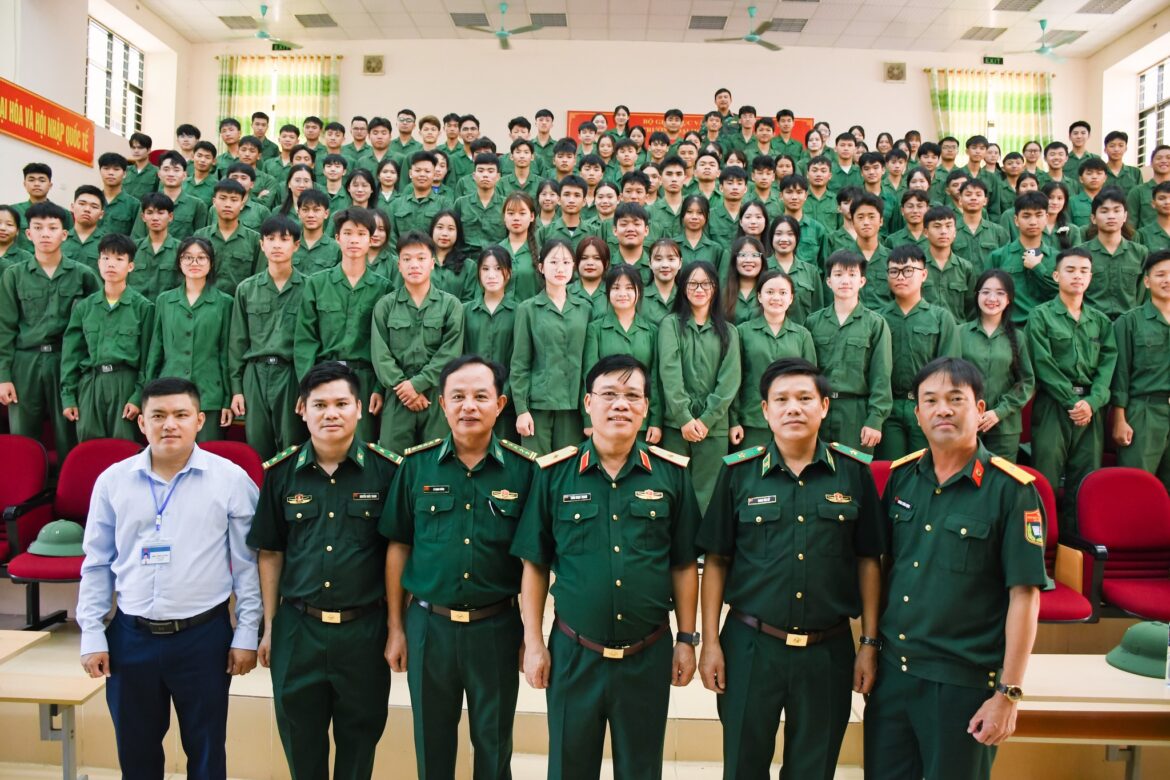 Vụ trưởng Vụ Giáo dục Quốc phòng và An ninh cùng Giám đốc Học viện Biên phòng thăm, nói chuyện với sinh viên Trường Đại học Tây Bắc
